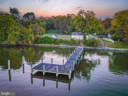 Exterior, Lake