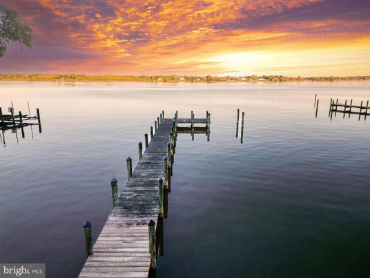 Exterior, Lake