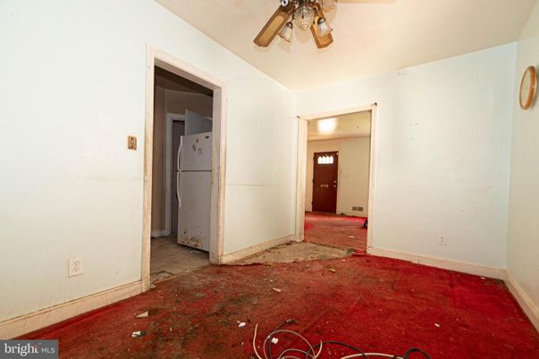 Empty room, Interior