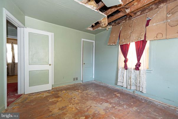 Empty room, Interior
