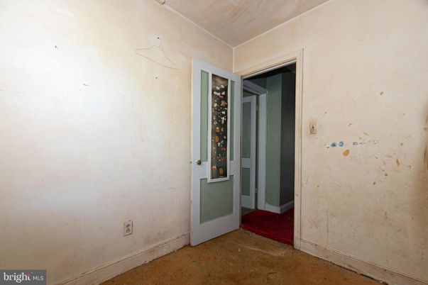 Empty room, Interior