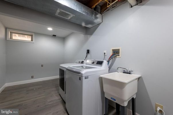 Interior, Recessed Lighting, Washer, Wood Texture Flooring
