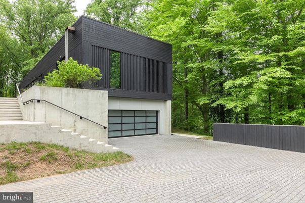 Attached, Exterior, Facade, None