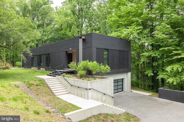 Attached, Backyard, Exterior, Facade, Modern