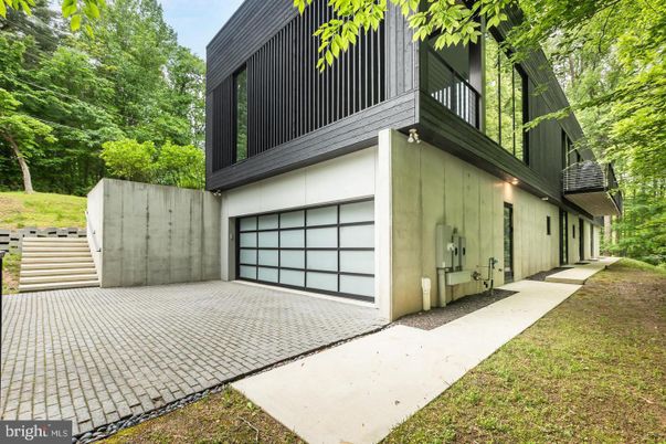 Attached, Exterior, Facade, None
