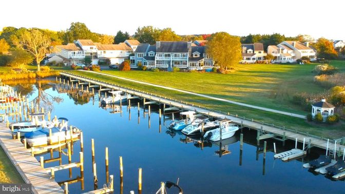 Exterior, Lake