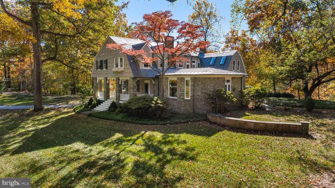 Backyard, Exterior, Facade, Queen Anne Victorian