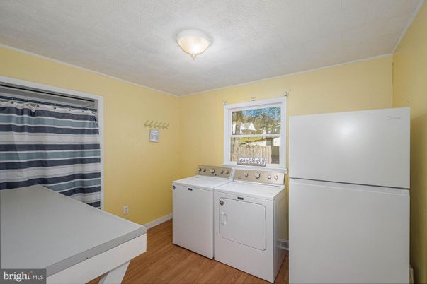 Interior, Washer, Wood Texture Flooring