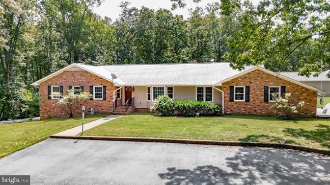 Exterior, Facade, Brick Facade, Ranch