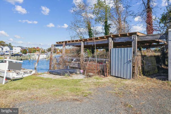 Exterior, Lake