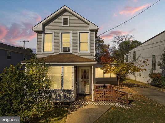 Exterior, Facade, Queen Anne Victorian