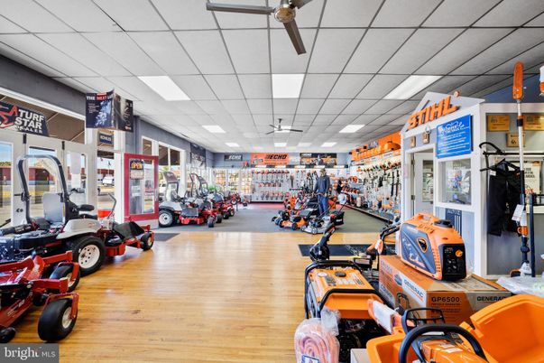 Fitness Equipment, Interior, Recessed Lighting, Wood Texture Flooring
