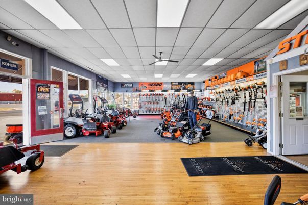 Fitness Equipment, Interior, Recessed Lighting, Wood Texture Flooring
