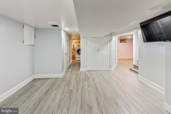 Interior, Recessed Lighting, Washer, Wood Texture Flooring
