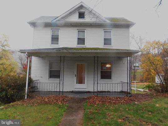 Exterior, Facade, American Foursquare