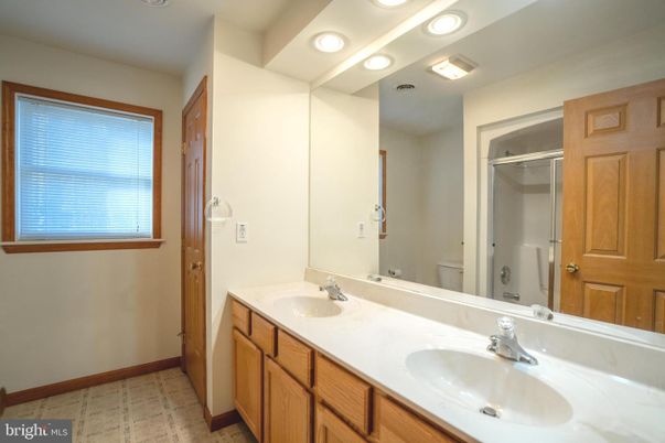 Bathroom, Dual Sink Vanities, Interior, Recessed Lighting