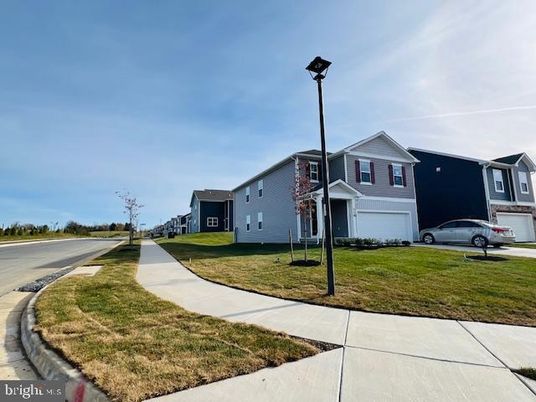Attached, Exterior, Facade, None