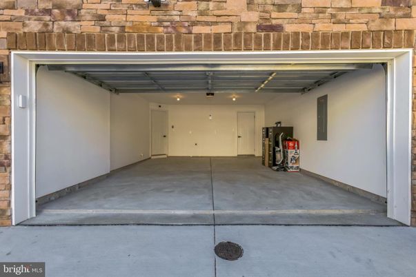 Exterior, Garage