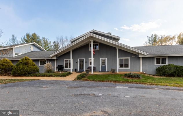 Exterior, Facade, Ranch
