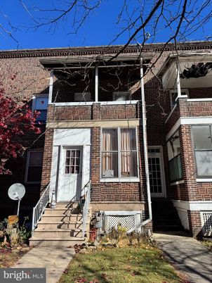Exterior, Facade, Brick Facade, Rowhouse