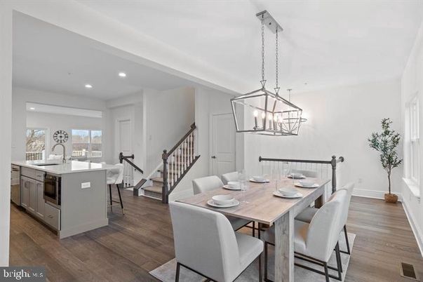 Chandelier, Dining room, Interior, Kitchen, Pendant Lights, Recessed Lighting, Wood Texture Flooring
