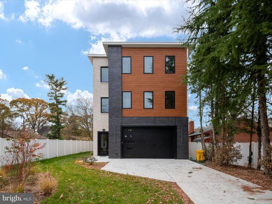 Attached, Backyard, Exterior, Facade, Modern