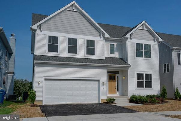 Attached, Exterior, Facade, Farmhouse