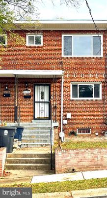 Exterior, Facade, Brick Facade, Rowhouse
