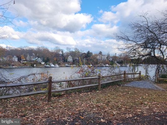 Exterior, Lake