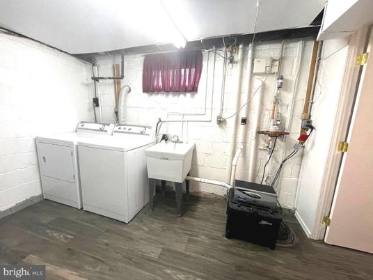 Interior, Washer, Wood Texture Flooring