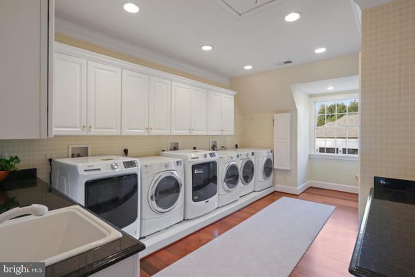 Interior, Recessed Lighting, Washer, Wood Texture Flooring