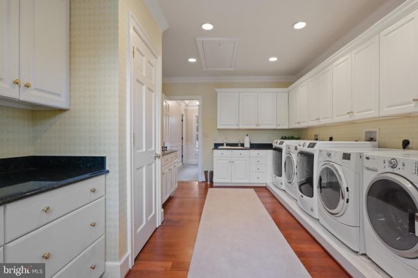 Interior, Recessed Lighting, Washer, Wood Texture Flooring