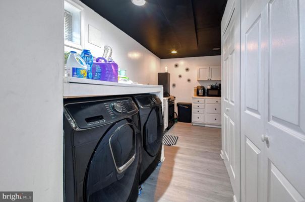 Interior, Recessed Lighting, Washer, Wood Texture Flooring