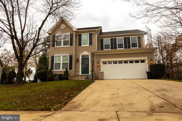Attached, Exterior, Facade, Split Level