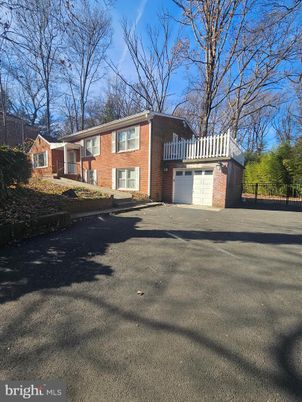 Attached, Exterior, Facade, Brick Facade, Raised Ranch
