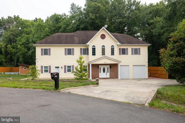 Attached, Exterior, Facade, Brick Facade, Georgian