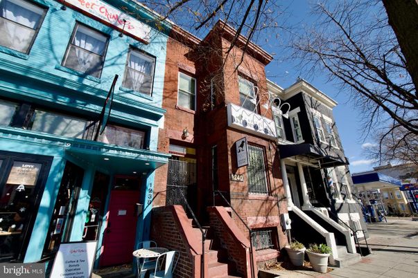 Exterior, Facade, Rowhouse