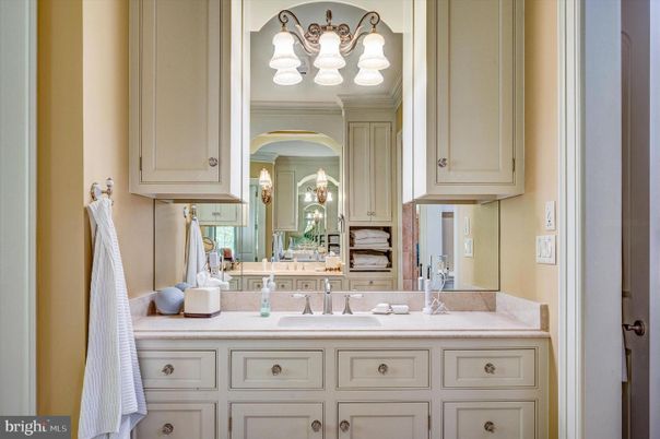 Bathroom, Dual Sink Vanities, Interior