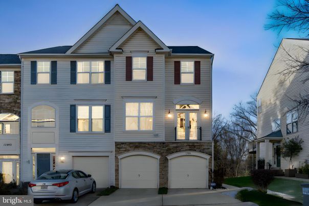 Attached, Exterior, Facade, Rowhouse
