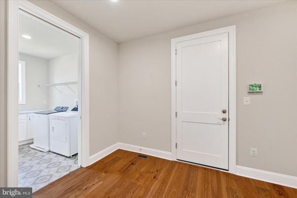 Interior, Recessed Lighting, Washer, Wood Texture Flooring