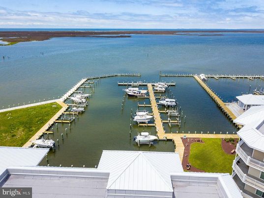 Exterior, Lake