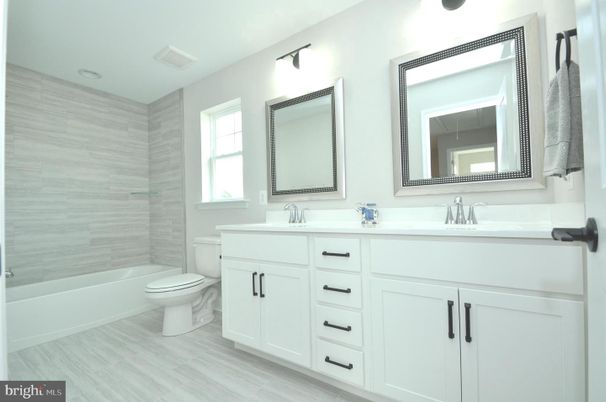 Bathroom, Dual Sink Vanities, Interior