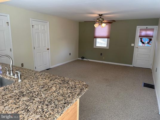 Empty room, Interior