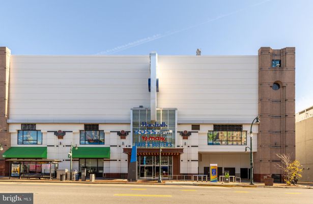 Exterior, Facade, Modern