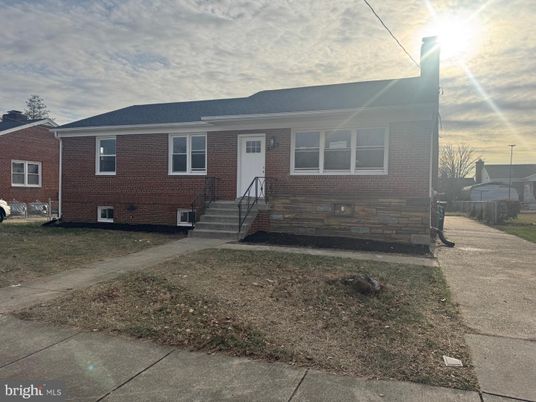 Exterior, Facade, Brick Facade, Cape Cod