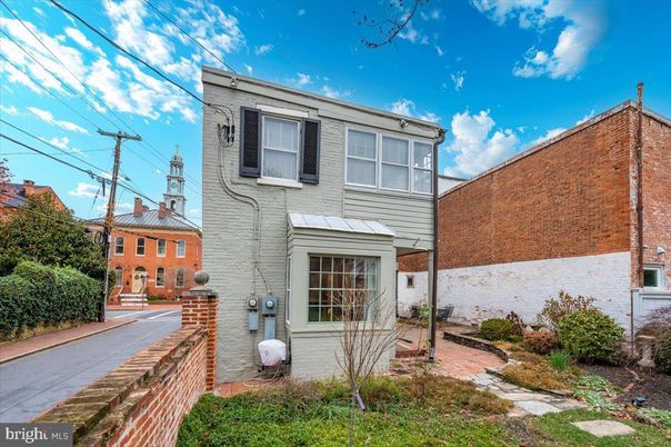 Exterior, Facade, Brick Facade, Rowhouse