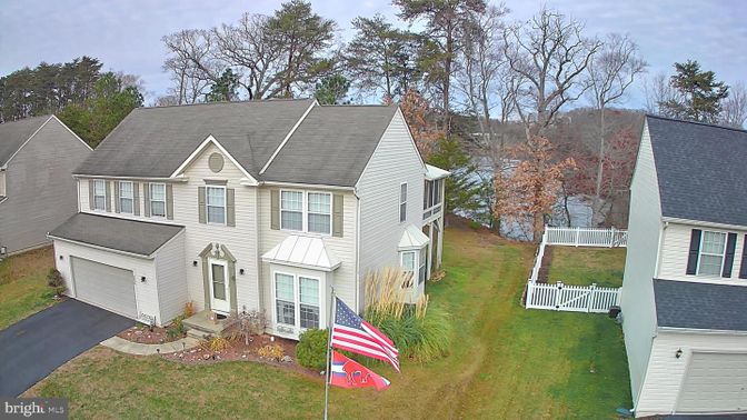 Attached, Exterior, Facade, Farmhouse