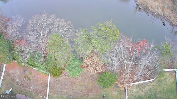 Exterior, Lake