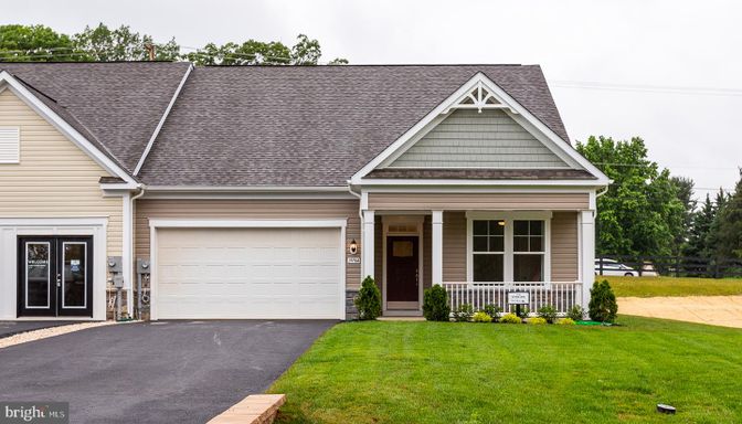 Attached, Exterior, Facade, Ranch