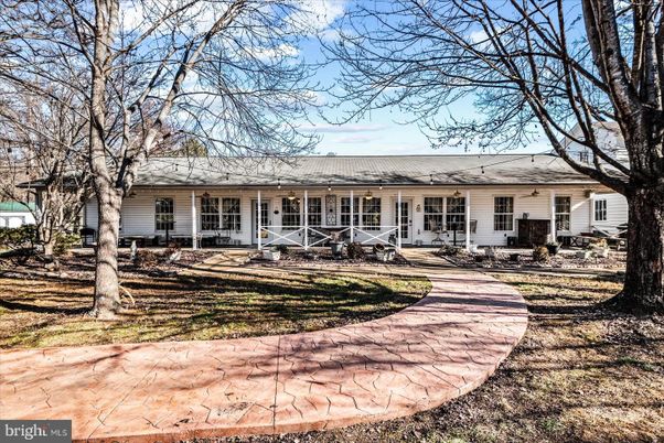 Backyard, Exterior, Facade, Ranch